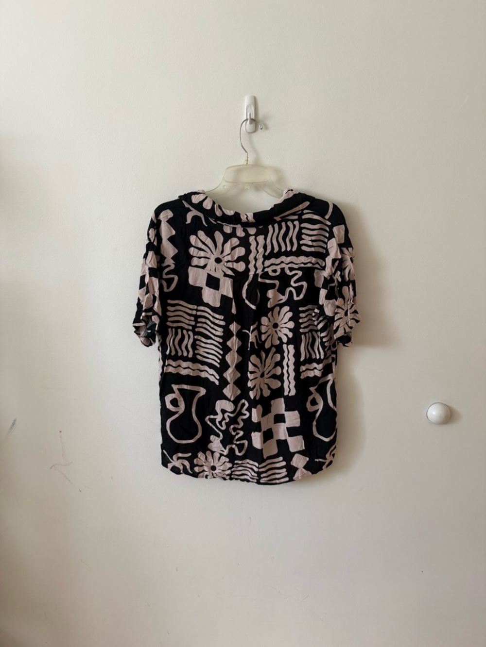 Princess Polly Black and Cream Abstract Print Blouse - Picture 4 of 5